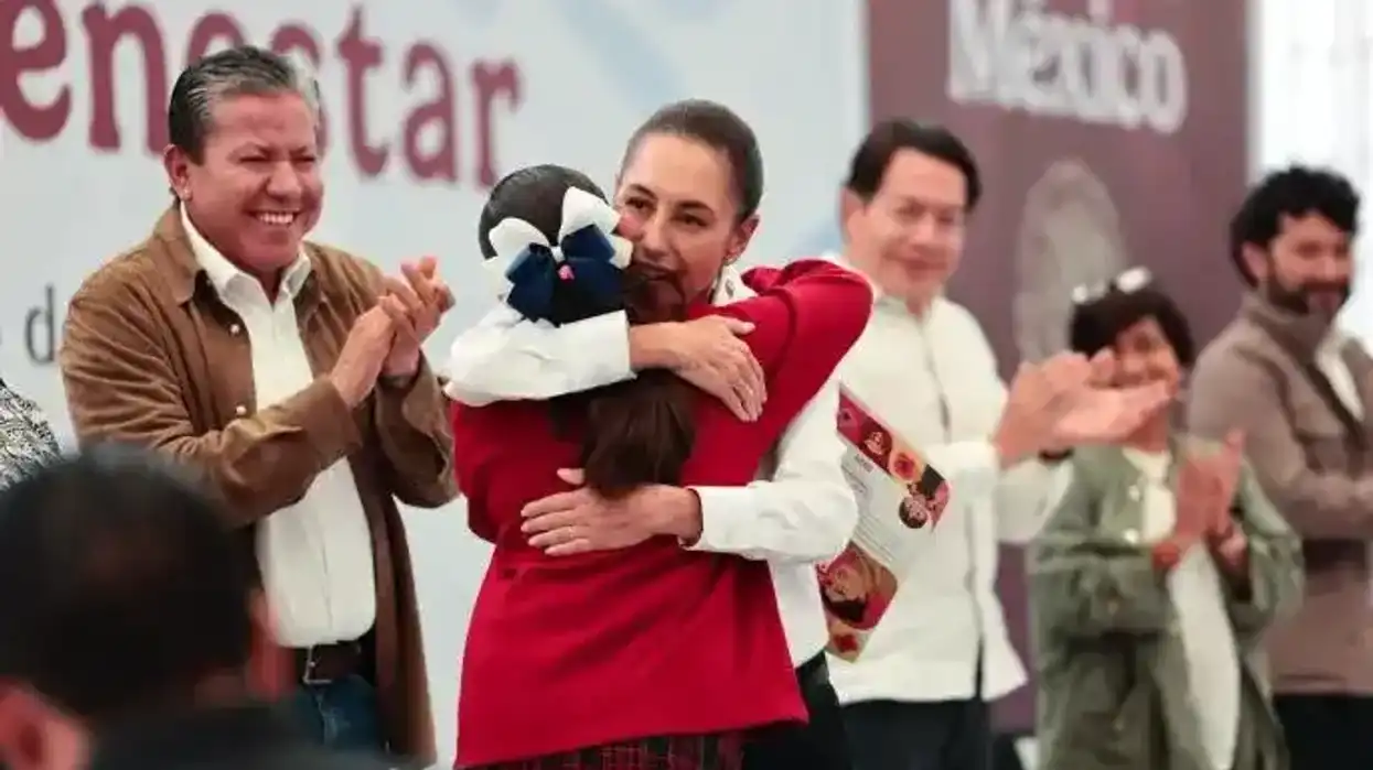 Claudia Sheinbaum abraza a una alumna de primaria durante la entrega de becas en Zacatecas