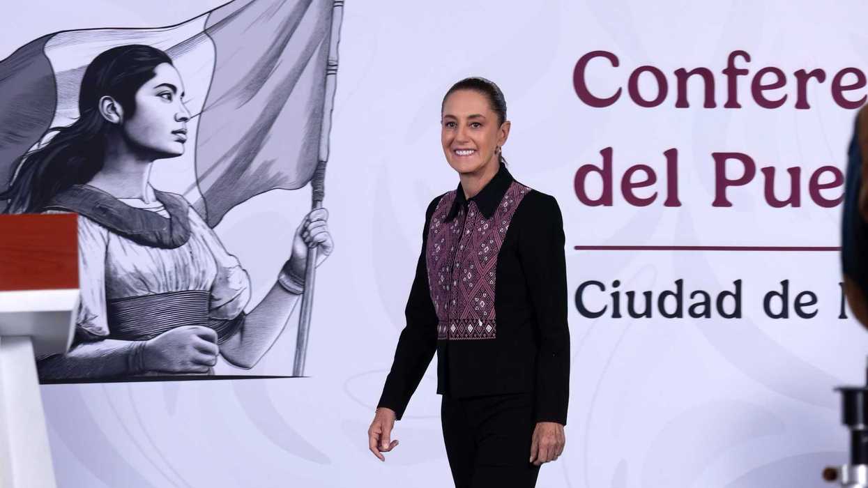 Claudia Sheinbaum camina y sonríe durante la conferencia matutina en Ciudad de México.