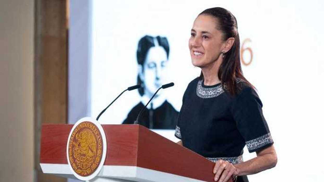 Claudia Sheinbaum de pie en el podio de la conferencia matutina presenta cifras de IEPS en combustibles