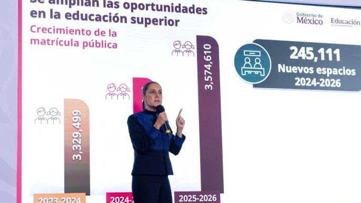 Claudia Sheinbaum en el podio de la conferencia mañanera del 24 de agosto de 2026, con bandera mexicana al fondo