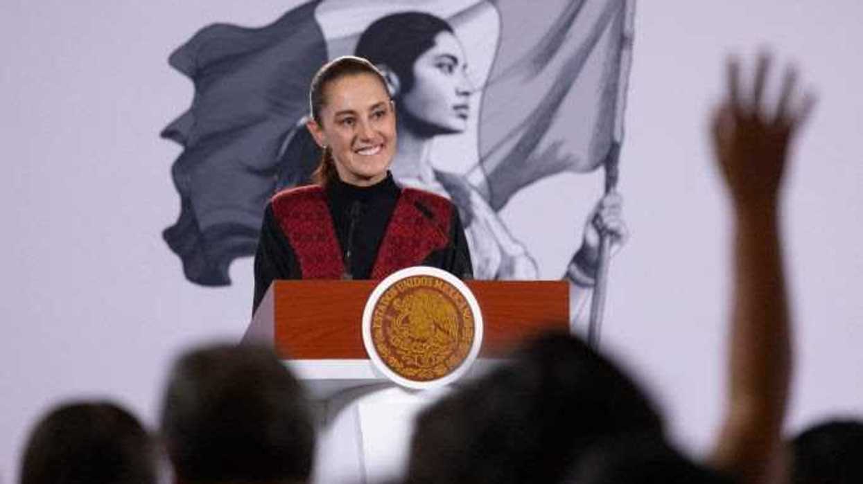 Claudia Sheinbaum en el podio de la conferencia matutina durante la presentación del decreto para plataformas digitales