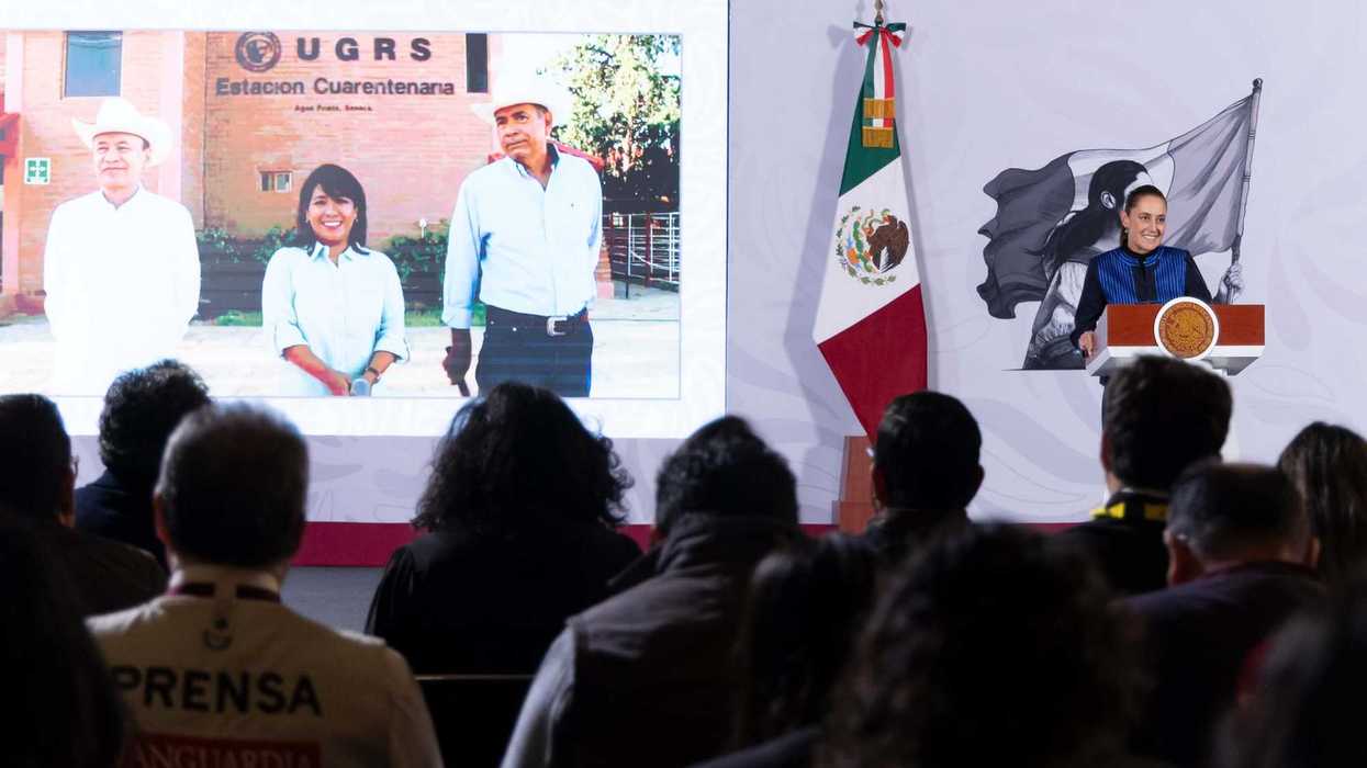 Claudia Sheinbaum en el podio presidencial durante el anuncio de la reapertura de la frontera ganadera en Sonora ante medios de comunicación el 24 de agosto de 2026.