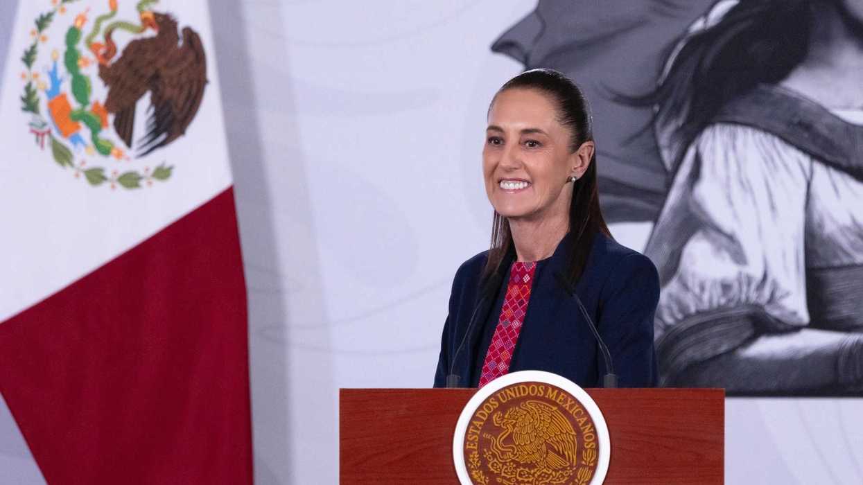 Claudia Sheinbaum en el pódium de la conferencia matutina al presentar el balance de los Programas del Bienestar 2026.