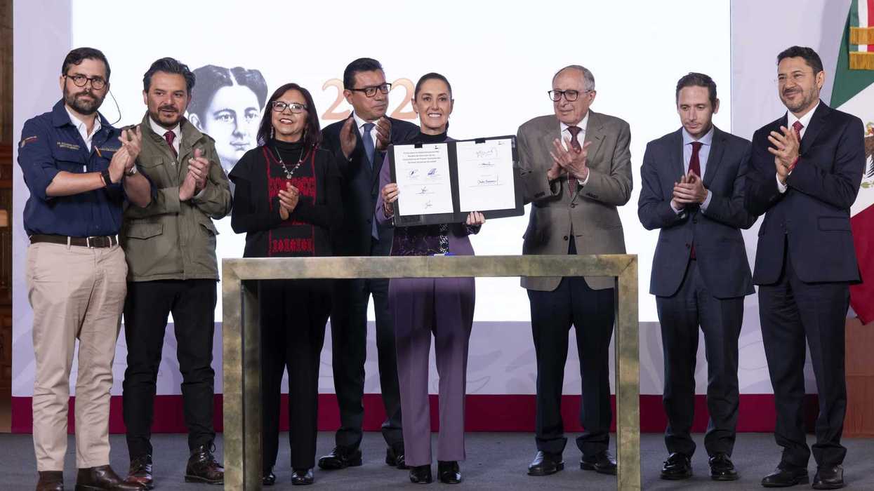 Claudia Sheinbaum en podio presidencial durante firma del decreto para 12 mil 750 consultorios del IMSS Bienestar