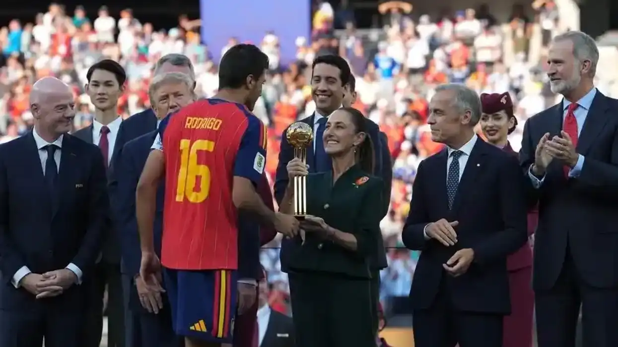 Claudia Sheinbaum entrega el Balón de Oro a Rodri durante la ceremonia de premiación del Mundial 2026