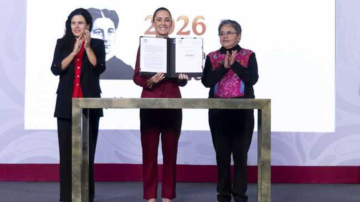Claudia Sheinbaum muestra el decreto de transparencia firmado durante la conferencia matutina en Palacio Nacional el 4 de agosto de 2026.