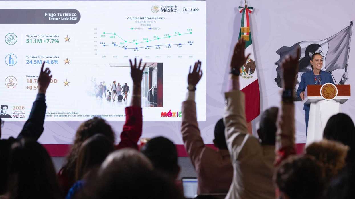 Claudia Sheinbaum observa pantalla con agenda de ferias turísticas internacionales México segundo semestre 2026