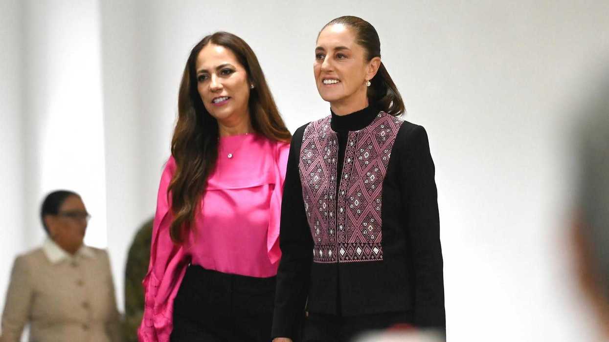 Claudia Sheinbaum Pardo camina junto a una colaboradora tras la conferencia matutina en Irapuato, Guanajuato, previo al anuncio del nuevo centro de partería en San Miguel de Allende.