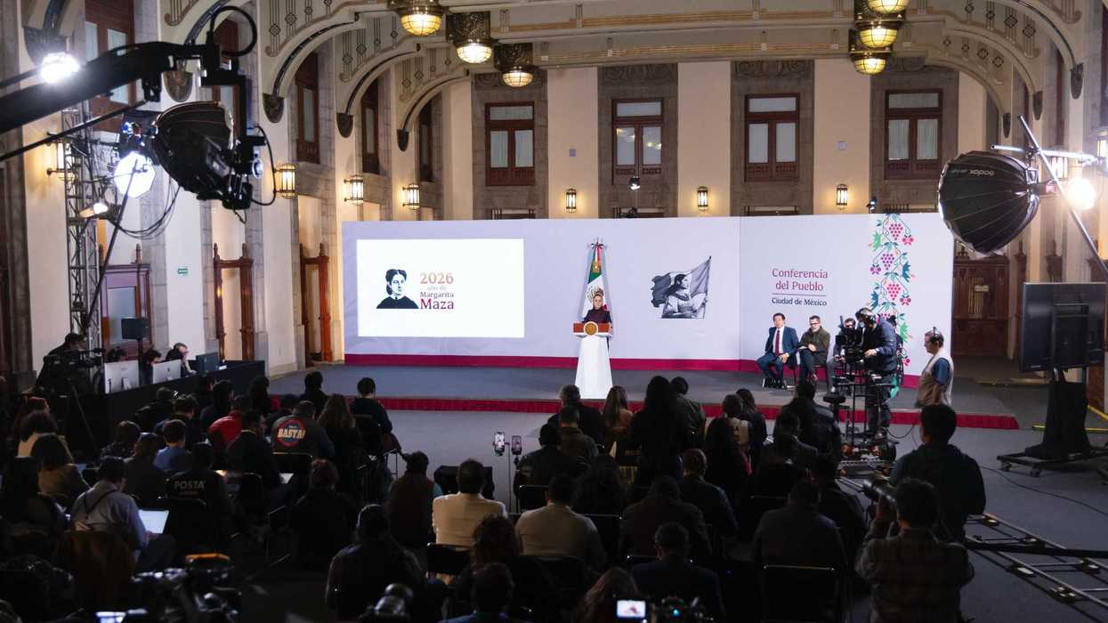 Claudia Sheinbaum Pardo, de frente en el podio, durante su mensaje sobre el Bachillerato Nacional