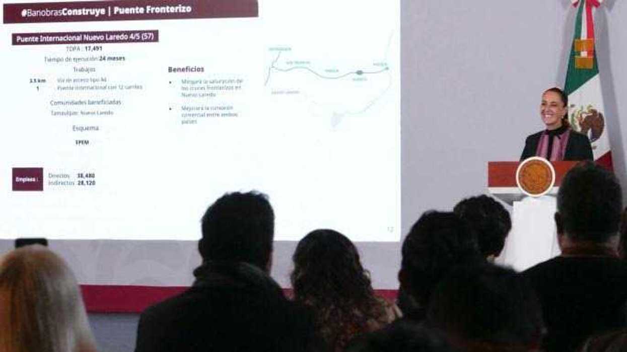 Claudia Sheinbaum Pardo durante la presentación del avance del Programa de Infraestructura Carretera, con una diapositiva del proyecto Puente Internacional Nuevo Laredo.