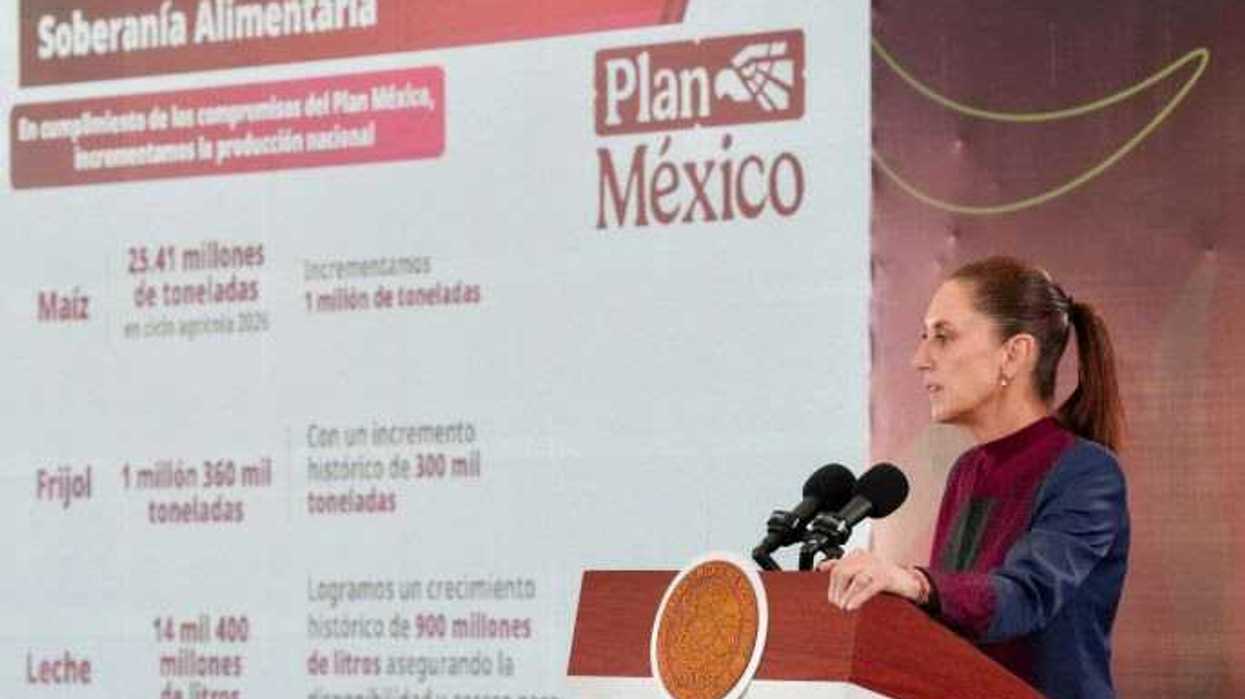 Claudia Sheinbaum Pardo en conferencia matutina en Zacatecas, con gráfico de producción de maíz, frijol y leche