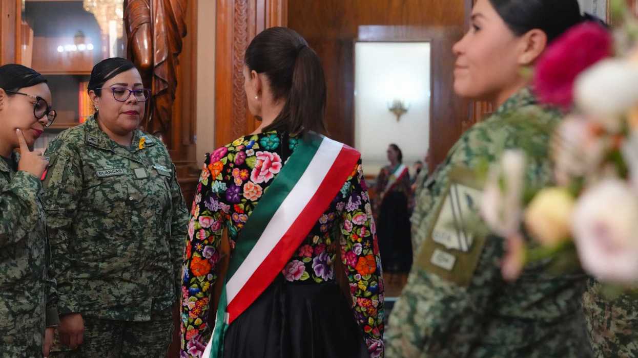 Claudia Sheinbaum Pardo porta vestido bordado por artesanas muxe de Juchitán durante el 216 aniversario de la Independencia