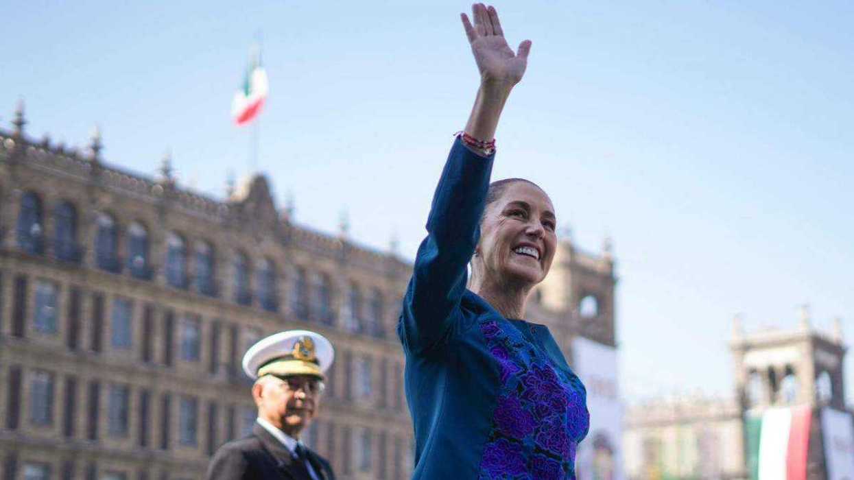 Claudia Sheinbaum Pardo presidió el acto desde la Plaza de la Constitución, donde afirmó que México avanza por la senda de la honestidad, la paz y la democracia.