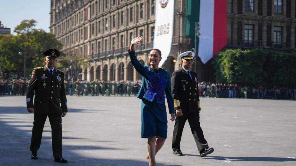 Claudia Sheinbaum Pardo presidió el acto desde la Plaza de la Constitución, donde afirmó que México avanza por la senda de la honestidad, la paz y la democracia.