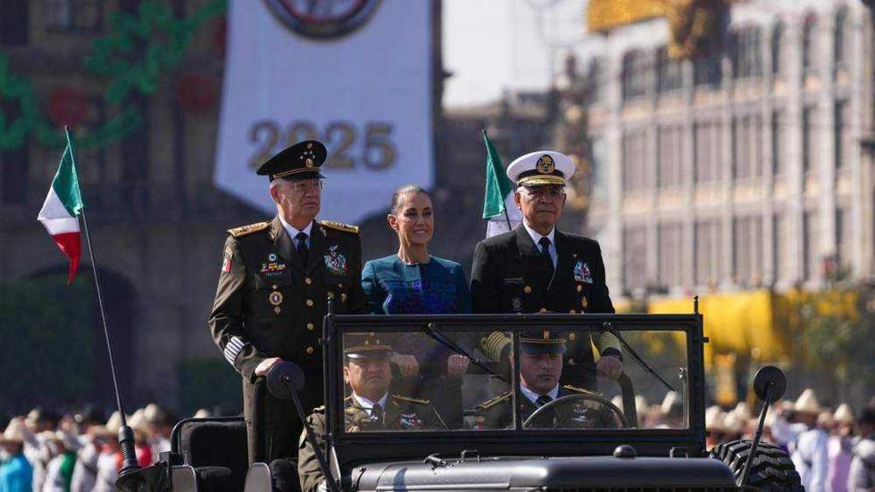 Claudia Sheinbaum Pardo presidió el acto desde la Plaza de la Constitución, donde afirmó que México avanza por la senda de la honestidad, la paz y la democracia.