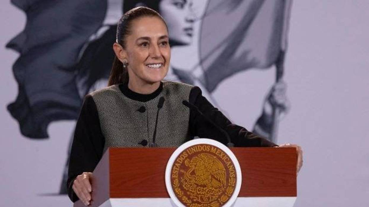 Claudia Sheinbaum Pardo sonríe en el podio durante la inauguración del distribuidor vial Santa Ana Chiautempan, Tlaxcala