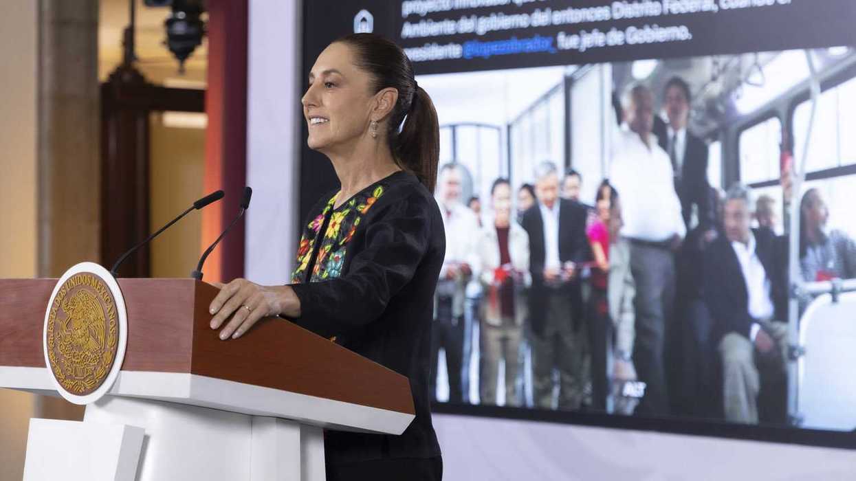 Claudia Sheinbaum responde preguntas durante la conferencia matutina en Palacio Nacional sobre los pagos fiscales de Grupo Salinas.