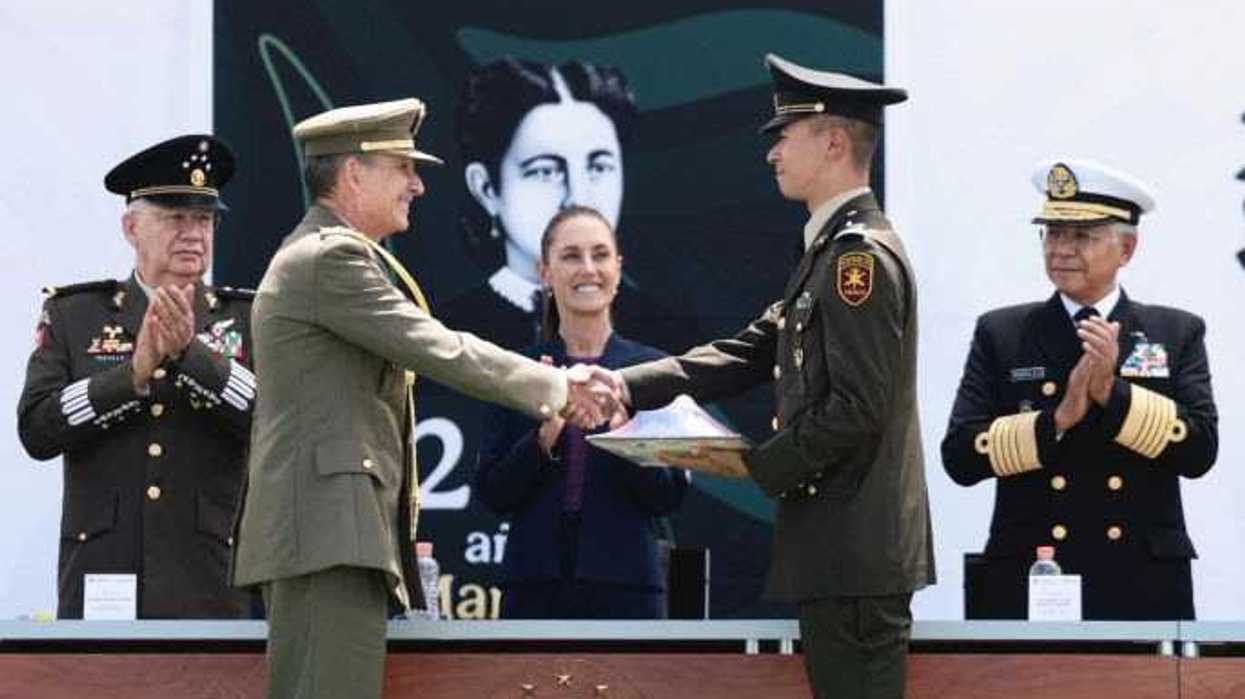 Claudia Sheinbaum saluda en la clausura del Sistema Educativo Militar 2026 en Zapopan