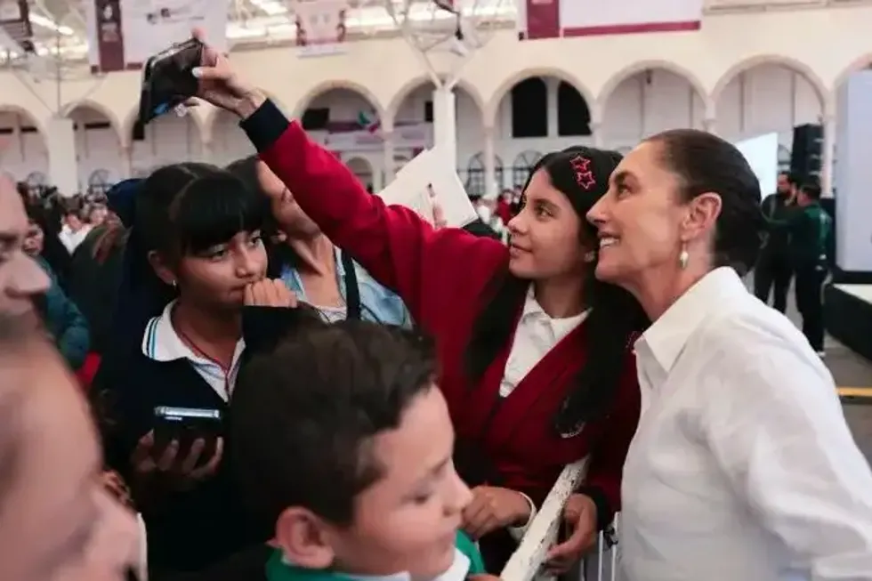 Claudia Sheinbaum se toma una fotograf\u00eda con estudiantes durante el evento de becas en Zacatecas