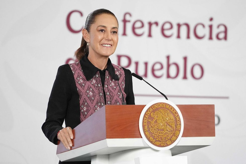 Claudia Sheinbaum sonr\u00ede en el p\u00f3dium durante su conferencia de prensa