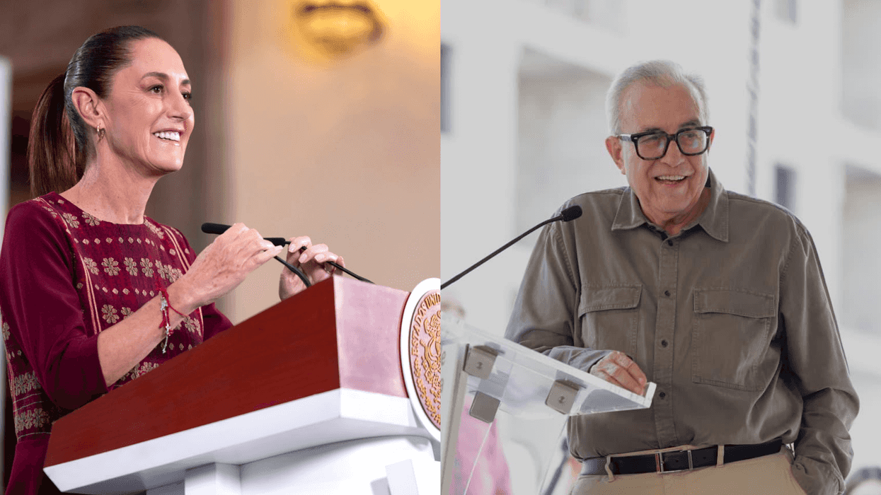 Claudia Sheinbaum sostiene el documento de acusación del Departamento de Justicia de Estados Unidos durante la conferencia matutina del 30 de abril de 2026 en Palacio Nacional.