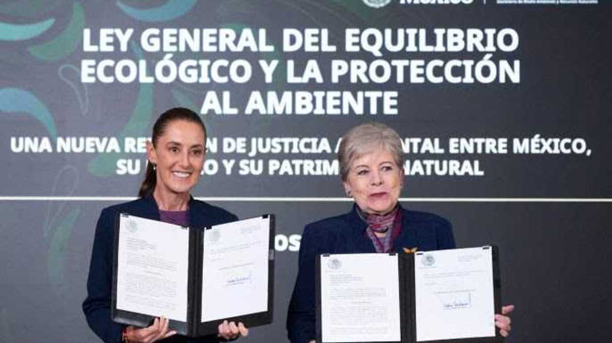 Claudia Sheinbaum y Alicia Bárcena muestran documentos firmados de la iniciativa de ley ambiental