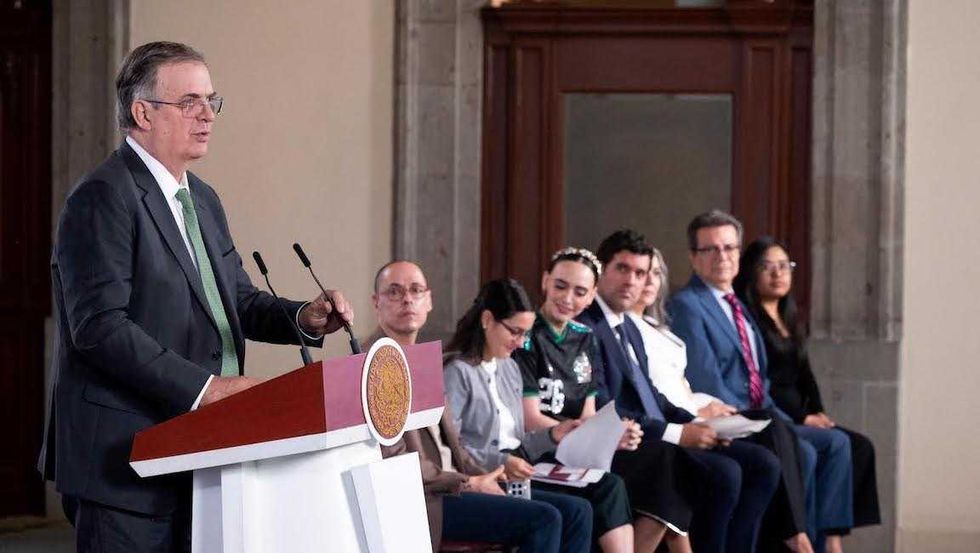 Claudia Sheinbaum y funcionarios federales presentan la v\u00eda r\u00e1pida para inversiones estrat\u00e9gicas en M\u00e9xico.