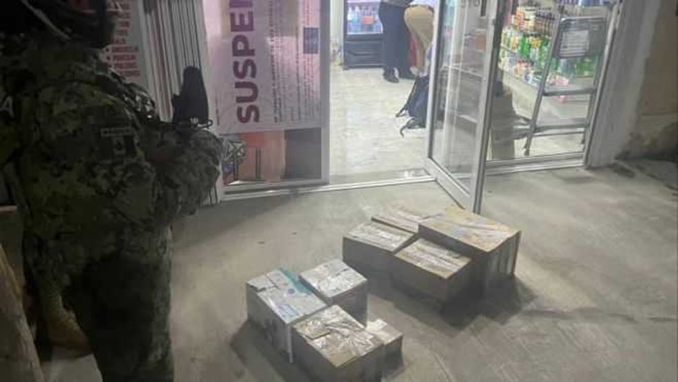 Clausuran 23 farmacias por venta de medicinas falsas en Quintana Roo.