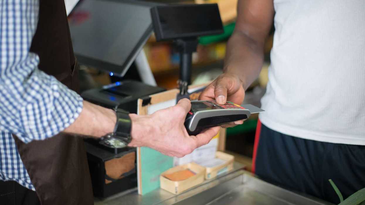 Cliente paga en el mostrador de un comercio en Querétaro