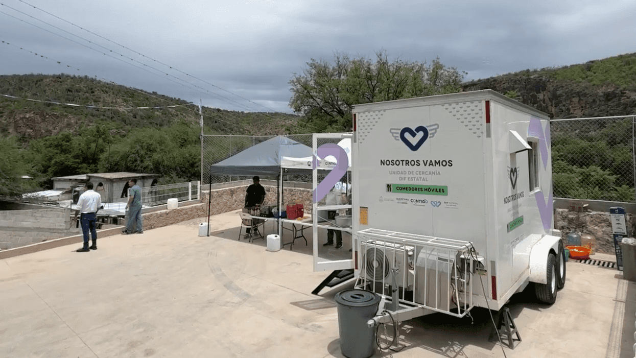 Cocina móvil DIF en exteriores con cerros del semidesierto de Peñamiller al fondo