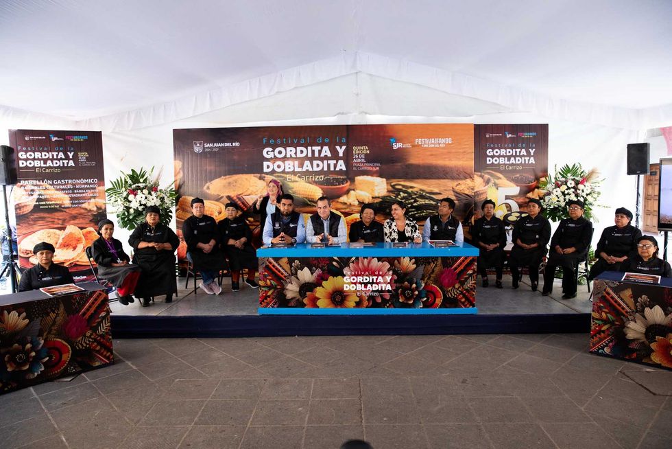 Cocineras de El Carrizo preparan gorditas rellenas sobre comal de le\u00f1a durante el Festival de la Gordita y Dobladita en San Juan del R\u00edo.