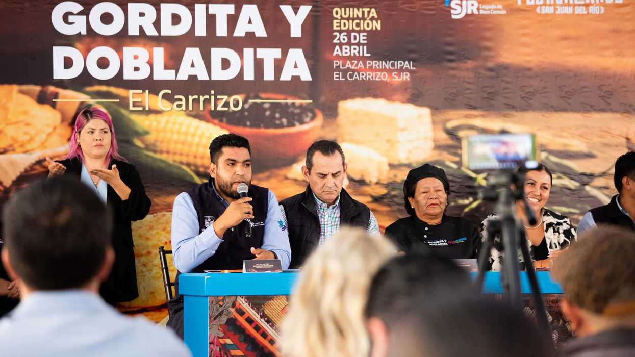 Cocineras de El Carrizo preparan gorditas rellenas sobre comal de leña durante el Festival de la Gordita y Dobladita en San Juan del Río.