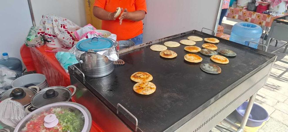 Cocineras de El Carrizo preparan gorditas sobre comal de le\u00f1a durante edici\u00f3n anterior del Festival de la Gordita y Dobladita en San Juan del R\u00edo.