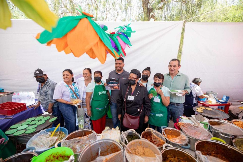 Cocineras tradicionales atienden gorditas y dobladitas en comal de le\u00f1a durante el quinto Festival de la Gordita en El Carrizo, San Juan del R\u00edo