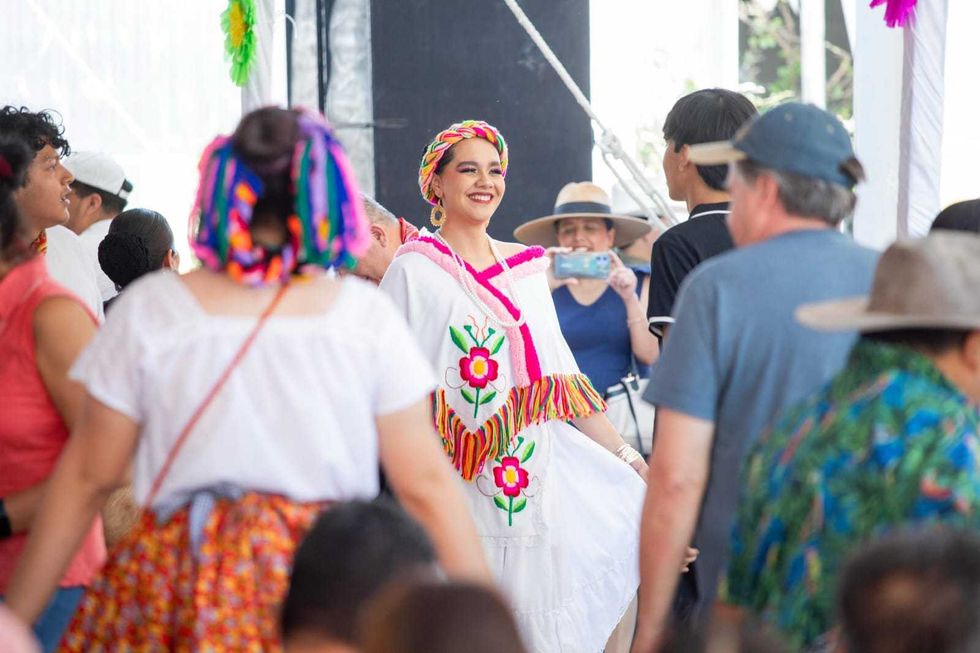 Cocineras tradicionales atienden gorditas y dobladitas en comal de le\u00f1a durante el quinto Festival de la Gordita en El Carrizo, San Juan del R\u00edo