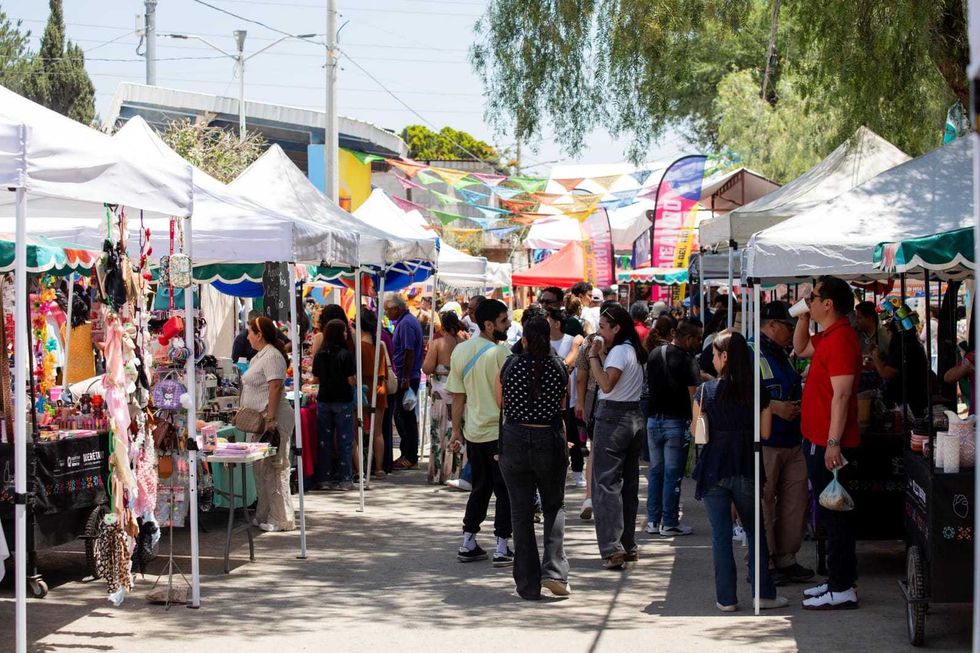 Cocineras tradicionales atienden gorditas y dobladitas en comal de le\u00f1a durante el quinto Festival de la Gordita en El Carrizo, San Juan del R\u00edo