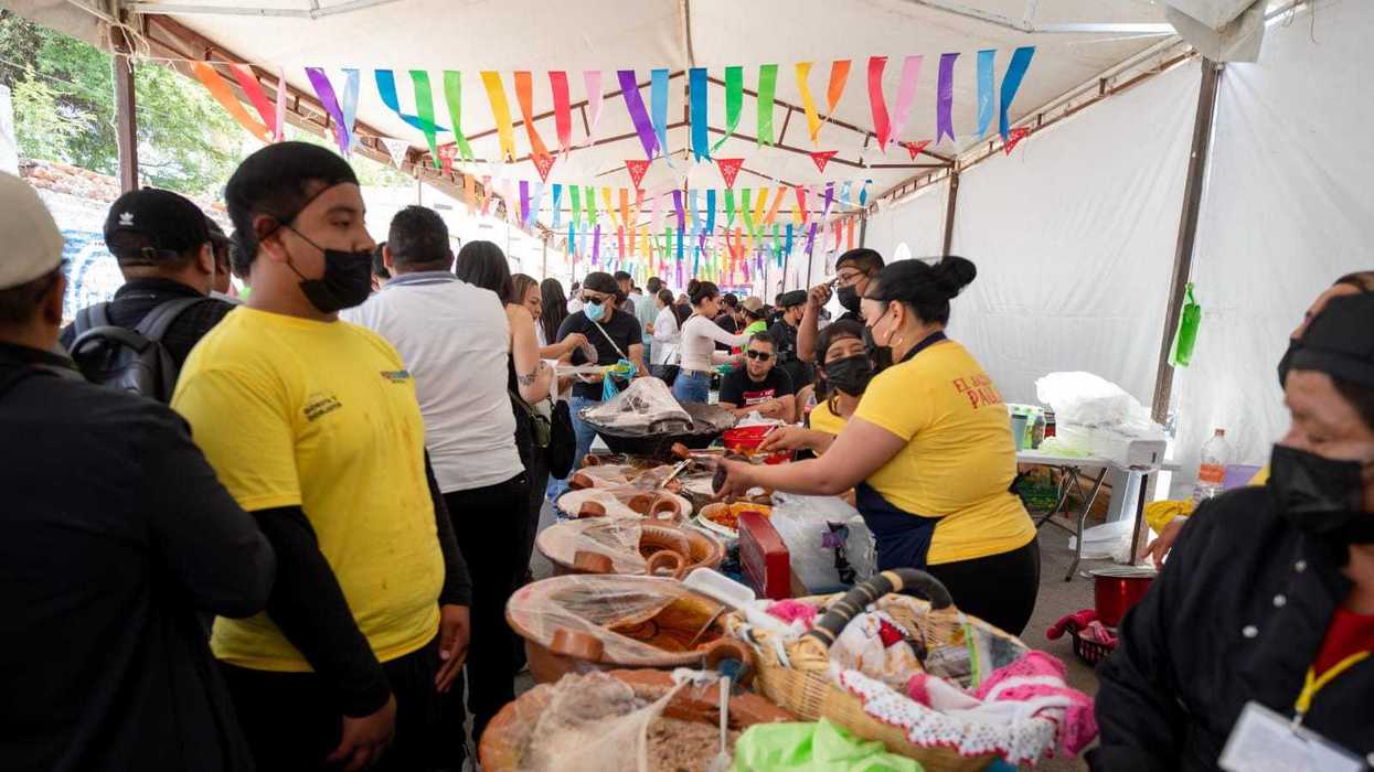 Cocineras tradicionales atienden gorditas y dobladitas en comal de leña durante el quinto Festival de la Gordita en El Carrizo, San Juan del Río