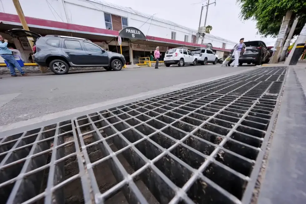 Coladera del nuevo sistema de drenaje pluvial instalado en la avenida Presidentes