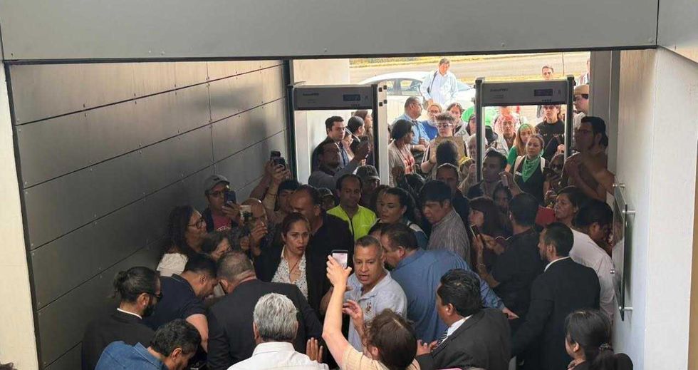 Colectivos protestan en el exterior del Congreso de Quer\u00e9taro exigiendo dictaminaci\u00f3n de iniciativas legislativas frenadas