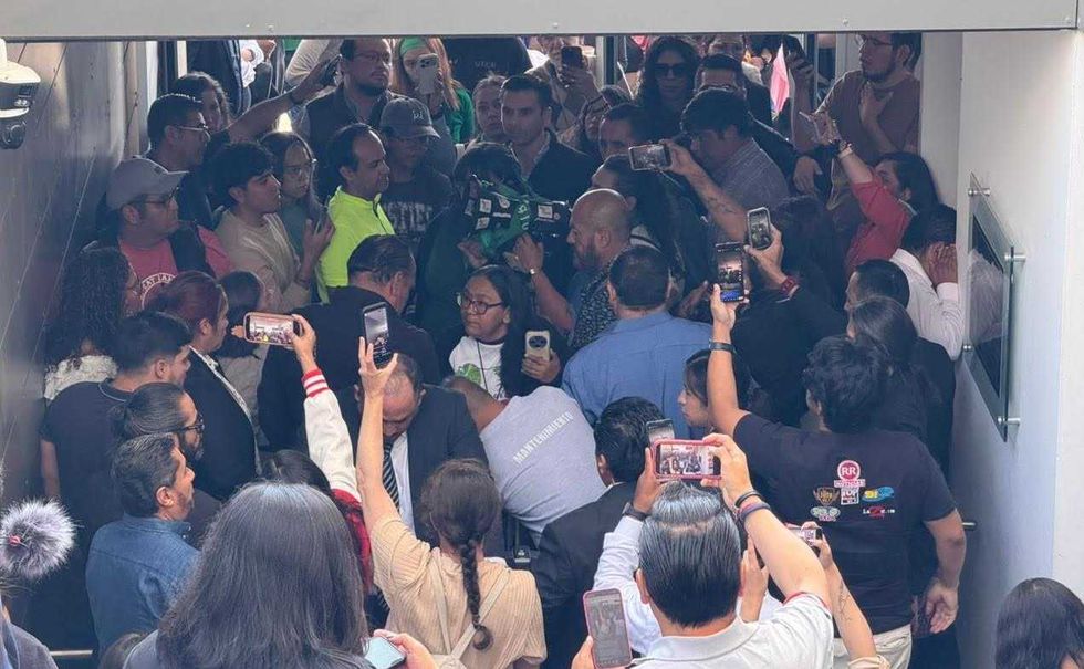 Colectivos protestan en el exterior del Congreso de Quer\u00e9taro exigiendo dictaminaci\u00f3n de iniciativas legislativas frenadas
