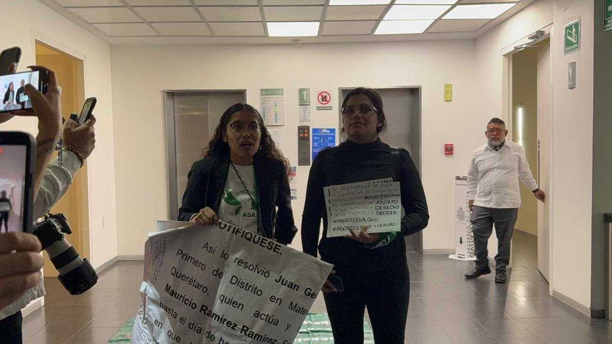 Colectivos protestan en el exterior del Congreso de Querétaro exigiendo dictaminación de iniciativas legislativas frenadas