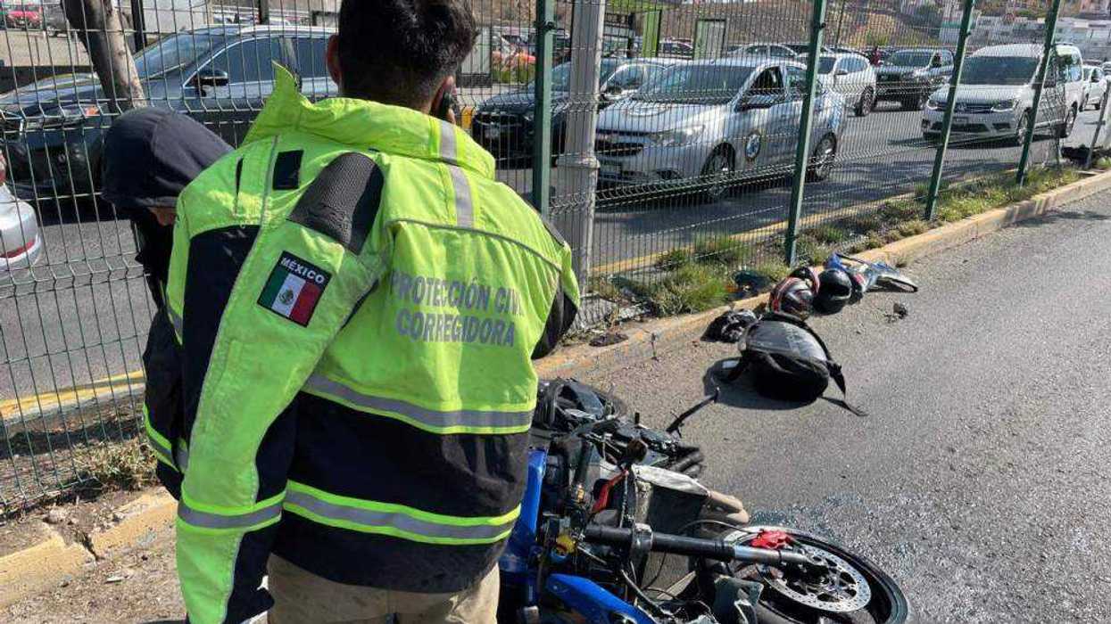 Colisión entre Vehículo y Motocicleta en Constituyentes Deja Dos Lesionados. Foto: Facebook/Coordinación Estatal de Protección Civil de Querétaro.