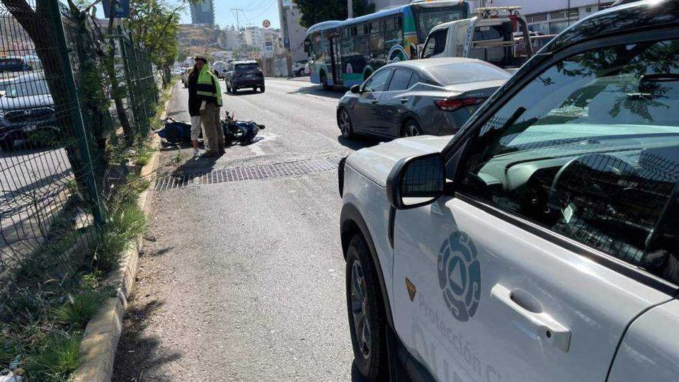 Colisión entre Vehículo y Motocicleta en Constituyentes Deja Dos Lesionados. Foto: Facebook/Coordinación Estatal de Protección Civil de Querétaro.