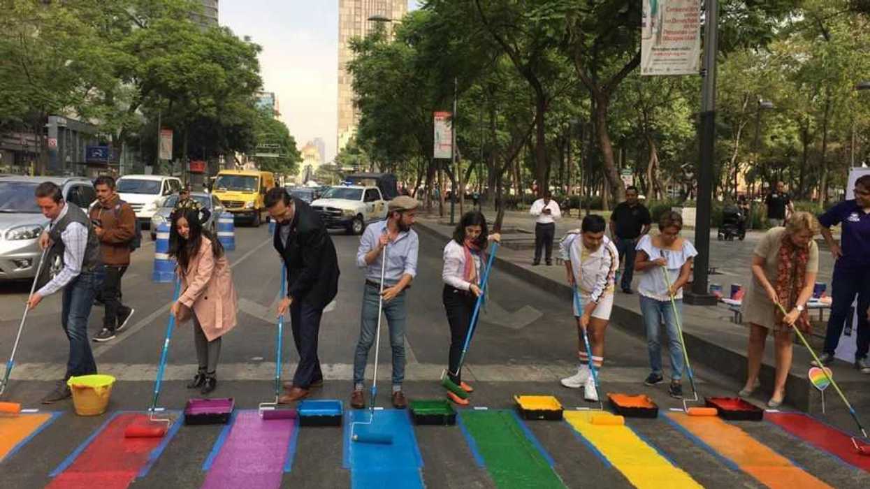 colores-del-arcoiris-y-el-orgullo-gay-pintan-en-el-centro-historico