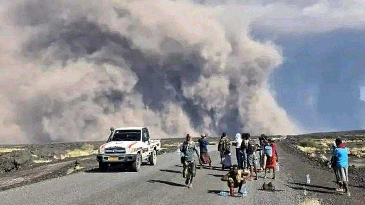Columna de ceniza emergiendo del volcán Hayli Gubbi durante su inesperada erupción. AP.