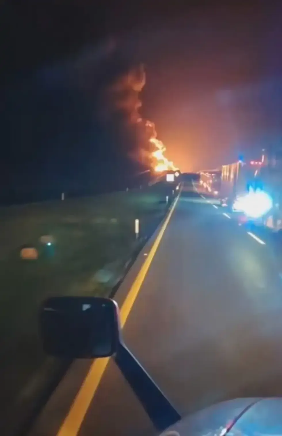 Columna de humo y fuego tras la explosi\u00f3n de una pipa con combustible en el kil\u00f3metro 153 de la carretera federal 57.