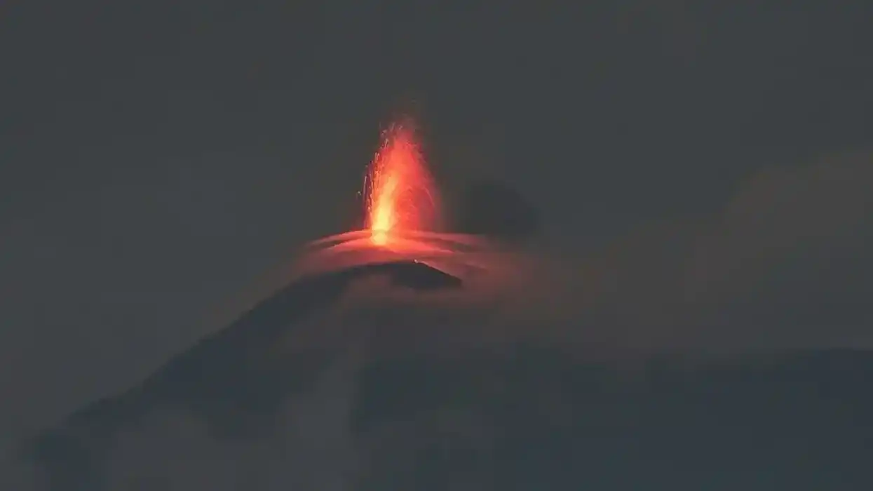 Columna de lava incandescente expulsada por el cráter del volcán de Fuego durante erupción nocturna en Guatemala