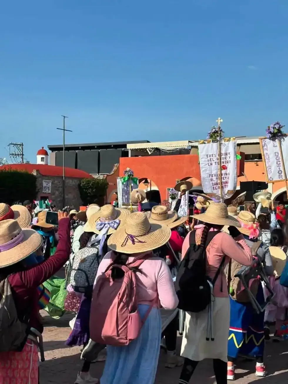 Columnas de peregrinos queretanos caminan hacia San Juan del R\u00edo en su trayecto anual hacia la Bas\u00edlica de Guadalupe en el Tepeyac