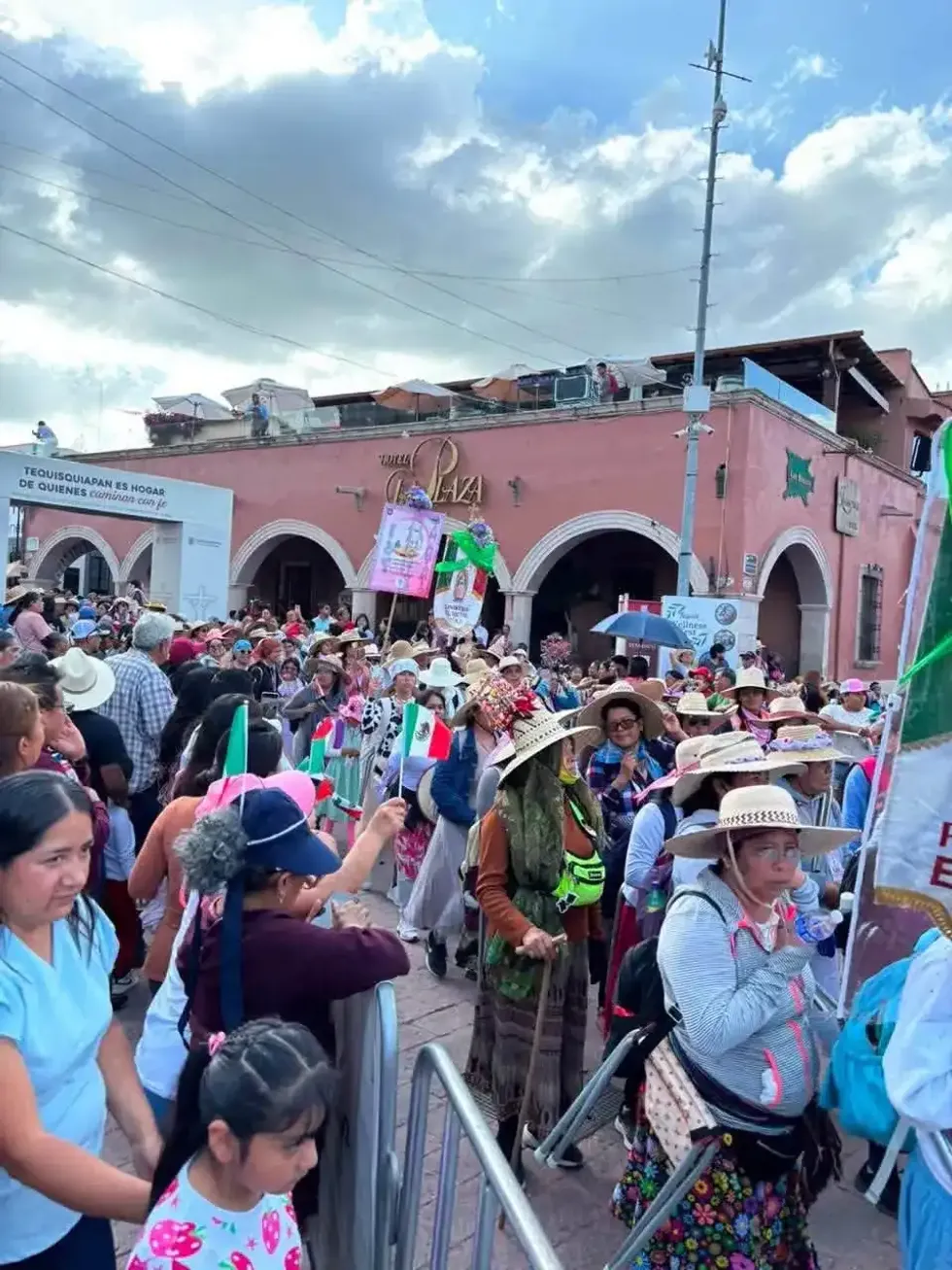 Columnas de peregrinos queretanos caminan hacia San Juan del R\u00edo en su trayecto anual hacia la Bas\u00edlica de Guadalupe en el Tepeyac