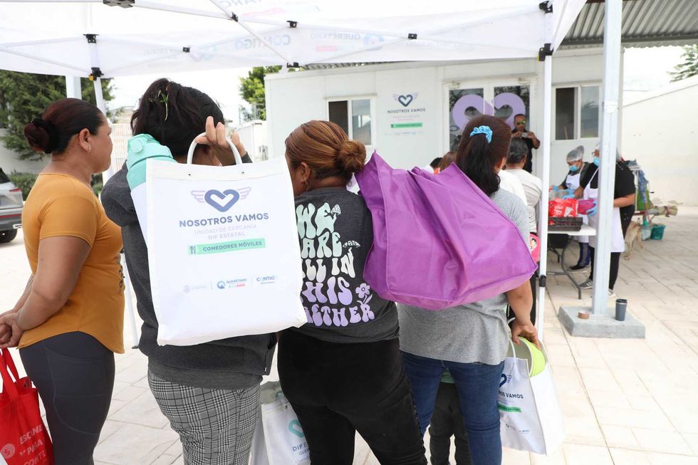 Comedor m\u00f3vil del Sistema Estatal DIF instalado en la comunidad de Villa Progreso, en Ezequiel Montes, para brindar alimentos a la poblaci\u00f3n.